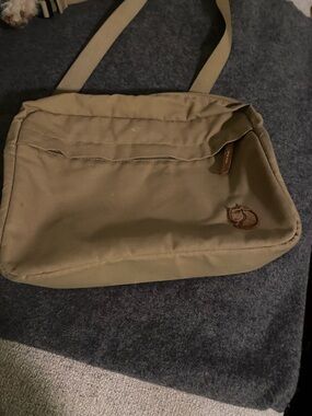 Kånken-Inspired Beige Canvas Crossbody Bag. Fjallraven